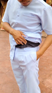 แยกกางเกงสีขาวโอ​โม่​ใส่ขอบรอบเอว ขากระบอกยาวชาย​