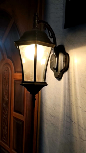 Dekorasi Dinding dengan Lampu Hias Indoor Outdoor