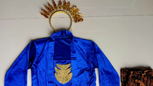 Hafizah Setelan Kebaya Beludru Polos Anak untuk Karnaval Lengkap dengan Kalung Susun 3 Mahkota Mata & Rok Wiru Katun Motif Random