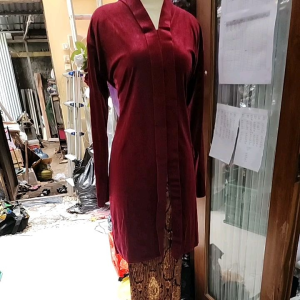 Kebaya Bludru Kartini Selutut: Kebaya Tradisional Wanita untuk Pernikahan & Acara Formal