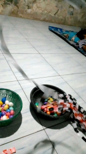 ballon tuyul mini loncat. sudah di ikat÷plastik sudah di bungkus langsung jual lagi 20pcs barang langsung dari pengrajin