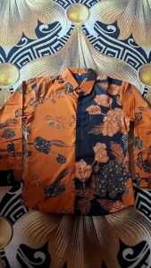 BUNGA OREN KEMEJA BATIK PRIA LENGAN PANJANG SLIM FIT LAPIS FURING BAHAN KATUN SOLO HALUS