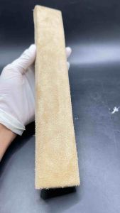 เคเจแท่นไม้หนัง (หนังตอนนี้เหลือสีดำ) สำหรับลับมีด พลัดมีด (กว้าง 4.5 ยาว 30 สูง 2 เซ็นติเมตร) มีห่วงยึด แขวนได้ พกพาสะดวก ลับมีดกรีดยางฯ แถมฟรี ไขปลาวาฬลับมีด 30กรัม 1ชิ้น