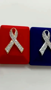 เข็มกลัดริบบิ้นโบว์ไว้อาลัยประดับเพชรczแบบสวยงาม งานจิวเวลรี่ไม่ติดกาว ชุบทองสองกษัตริย์และทองคำขาว ราคาย่อมเยา