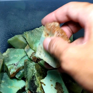 Bahan / Bongkahan Batu Akik Giok Napu Unik