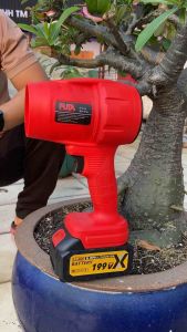 máy thổi phản lực Futa sử dụng chân pin phổ thông siêu mạnh