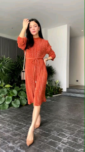 ชุดเดรส คอปีน แขนยาว รุ่นนี้ ใช้ผ้าเวลวิท เนื้อมันเงา อย่างดี ✨✨✨✨ อัดพลีทลอนเกลียวเชือก มาพร้อม สายคาดเอว เกร๋ๆ  เนื้อผ้าพลีท เนื้อนุ่มเด้ง แน่นๆ สปริงตัวสวย ☑️ ชุดเดียวเอาอยู่  สวย เรียบหรู ใส่ไปออกงาน เกร๋กรุบ