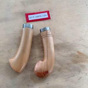 Gagang golok kayu kecapi lembut dan enak di genggam