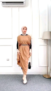 Kaftan Rinjani /Outfit Lebaran /Outer Atasan Muslim - Mewah Premium - Free Belt\\n\\nLebaran adalah salah satu momen paling penting bagi umat Muslim di seluruh dunia. Selain menjadi waktu untuk beribadah, Lebaran juga merupakan kesempatan untuk berkumpul bersama keluarga dan memakai pakaian terbaik. Salah satu pilihan outfit yang dapat Anda pertimbangkan adalah Outer Atasan Premium dan Kaftan Rinjani Muslim. Dalam artikel ini, kami akan membahas tentang desain kaftan Muslim yang elegan, keunggulan belt free untuk kaftan, dan outer atasan Muslim mewah & premium.\\n\\n Desain Kaftan Muslim yang Elegan\\n\\n Bagaimana Memilih Desain Kaftan yang Sesuai dengan Anda\\n\\nPilihan desain kaftan sangat penting untuk menciptakan outfit Lebaran yang sempurna. Ada beberapa faktor yang perlu dipertimbangkan saat memilih desain kaftan, seperti bentuk tubuh, usia, dan preferensi pribadi. Misalnya, jika Anda memiliki tubuh yang gemuk, pilihlah kaftan dengan potongan A-line atau fit-and-flare untuk menutupi bagian tubuh yang kurang diinginkan. Jika Anda lebih suka kaftan yang lebih santai, Anda dapat memilih kaftan dengan desain loose fit.\\n\\n Mengenal Jenis-Jenis Desain Kaftan Muslim\\n\\nAda beberapa jenis desain kaftan Muslim yang dapat Anda pilih sesuai dengan preferensi Anda. Beberapa contoh desain kaftan Muslim antara lain:\\n\\n* Kaftan long dress: Kaftan dengan potongan panjang yang menutupi kaki dan biasanya memiliki kerah atau tudung.\\n* Kaftan tunik: Kaftan dengan potongan pendek yang biasanya dipadukan dengan celana panjang atau rok.\\n* Kaftan kimono: Kaftan dengan potongan lebar dan longgar yang menyerupai kimono Jepang.\\n* Kaftan batik: Kaftan dengan motif batik yang unik dan beragam.\\n\\n Tips Memadu Padankan Kaftan dengan Aksesoris\\n\\nUntuk menciptakan outfit Lebaran yang sempurna, Anda perlu memadukan kaftan dengan aksesoris yang tepat. Beberapa tips memadu padankan kaftan dengan aksesoris antara lain:\\n\\n* Pilihlah aksesoris yang sesuai dengan warna kaftan Anda. Jika kaftan Anda berwarna gelap, pilihlah aksesoris dengan warna emas atau perak.\\n* Gunakan aksesoris yang menambahkan sentuhan feminin pada outfit Anda, seperti gelang, kalung, atau anting.\\n* Hindari menggunakan aksesoris yang terlalu besar atau mencolok, karena dapat mengganggu kesan elegan dari kaftan Anda.\\n\\n Keunggulan Belt Free untuk Kaftan\\n\\n Manfaat Menggunakan Kaftan Tanpa Belt\\n\\nKaftan tanpa belt memiliki beberapa manfaat, seperti:\\n\\n* Memudahkan penggunaan: Kaftan tanpa belt lebih mudah dipakai dan dilepas dibandingkan kaftan dengan belt.\\n* Tidak perlu khawatir tentang belt yang terlepas: Kaftan tanpa belt tidak perlu khawatir tentang belt yang terlepas atau hilang.\\n* Lebih nyaman: Kaftan tanpa belt lebih nyaman dipakai karena tidak ada bagian yang mengganggu.\\n\\n Cara Menyimpan dan Merawat Kaftan Tanpa Belt\\n\\nUntuk menjaga kaftan tanpa belt tetap awet dan terlihat bagus, Anda perlu menyimpan dan merawatnya dengan benar. Beberapa tips merawat kaftan tanpa belt antara lain:\\n\\n* Simpan kaftan di tempat yang aman dan tidak lembab.\\n* Jangan menyimpan kaftan dengan benda yang tajam atau berat.\\n* Jangan mencuci kaftan terlalu sering.\\n* Jika perlu dicuci, gunakan deterjen yang sesuai dengan jenis bahan kaftan.\\n\\n Keindahan Kaftan Tanpa Belt dalam Outfit Lebaran\\n\\nKaftan tanpa belt dapat memberikan kesan elegan dan mewah pada outfit Lebaran Anda. Dengan memilih kaftan tanpa belt yang tepat, Anda dapat menciptakan outfit yang sempurna untuk merayakan Lebaran.\\n\\n Outer Atasan Muslim Mewah & Premium\\n\\n Kelebihan Outer Atasan Muslim Mewah & Premium\\n\\nOuter atasan Muslim mewah & premium memiliki beberapa kelebihan, seperti:\\n\\n* Desain yang elegan dan mewah.\\n* Bahan berkualitas tinggi yang nyaman dipakai.\\n* Aksen yang menambahkan sentuhan feminin pada outfit Anda.\\n* Cocok untuk berbagai acara, baik formal maupun informal.\\n\\n Cara Memilih Outer Atasan Muslim yang Sesuai dengan Anda\\n\\nUntuk memilih outer atasan Muslim yang sesuai dengan Anda, pertimbangkan beberapa faktor seperti bentuk tubuh, usia, dan preferensi pribadi. Misalnya, jika Anda memiliki tubuh yang gemuk, pilihlah outer atasan dengan potongan A-line atau fit-and-flare untuk menutupi bagian tubuh yang kurang diinginkan. Jika Anda lebih suka outer atasan yang lebih santai, Anda dapat memilih outer atasan dengan desain loose fit.\\n\\n Tips Memadu Padankan Outer Atasan Muslim dengan Kaftan\\n\\nUntuk menciptakan outfit Lebaran yang sempurna, Anda perlu memadukan outer atasan Muslim dengan kaftan yang tepat. Beberapa tips memadu padankan outer atasan Muslim dengan kaftan antara lain:\\n\\n* Pilihlah outer atasan yang sesuai dengan warna kaftan Anda.\\n* Gunakan outer atasan yang menambahkan sentuhan feminin pada outfit Anda, seperti outer atasan dengan aksen renda atau bordir.\\n* Hindari menggunakan outer atasan yang terlalu besar atau mencolok, karena dapat mengganggu kesan elegan dari kaftan Anda.\"\n}\n}
