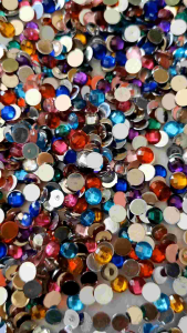 พลอยพลาสติก 100ชิ้น ขนาด8mm. /10mm. ตกแต่งเหรียญโปรยทานงานประดิษฐ์DIY