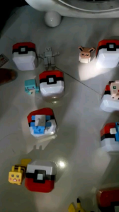 Quả trứng và mô hình pokemol hình vuông và kích thước 4.5cm bằng nhựa