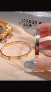 (Titan) B5 Vòng Tay Nữ Carti Đính Ngọc Titan Không Đen Sáng Đẹp Ring House