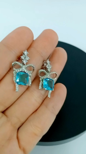 ต่างหูเงินชุบทองคำขาวแท้ประดับพลอยบลูโทพาสทรงสี่เหลี่ยมดีไซน์รูปโบว์ฝังพลอยไวท์โทพาส