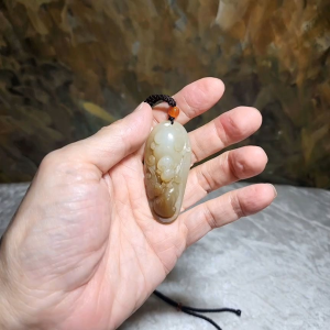 Gegegems Collection premium good greasiness natural Nephrite white & caramel brown Ruyi Monkey Longevity Peach Jade pendant (with certificate) 和田玉且末糖暖白油润如意猴子寿桃吊坠(带证书)