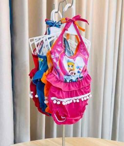ชุดว่ายน้ำเด็กผู้หญิง (รหัสR05) ทูพีช ลายการ์ตูน ฟรีไซส์5-12กิโล สีสันสดใส คุ้มเกินราคามากค่ะ