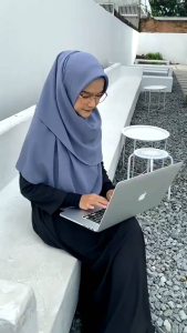 Jilbab Segi Empat Oval Wolfis Ukuran 130cm x 130cm