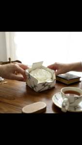 เทียนไขดอกไม้พร้อมกล่องของขวัญ 7.8cm. X 7.8cm  น้ำหนัก 92กรัม (กุหลาบใหญ่)