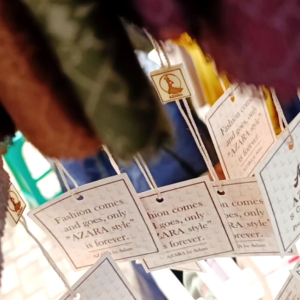 hijab kerudung segiempat azara motif tryspan metal logo hangtag packing pouch bahan katun voal ringan adem gampang diatur