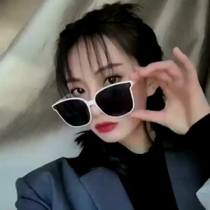 Kacamata Hitam Wanita Anti Radiasi: Desain Elegan & Perlindungan Mata