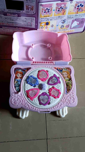 กล่องเครื่องประดับเจ้าหญิงโซเฟีย งานTOMY มีเสียงพูด ใช้งานได้ ใช้ถ่านAA 2 ก้อน สินค้าเป็นมือสองอาจมีตำนิรอยบ้าง สติ๊กเกอร์ด้านซ้ายลอกออกมาบางส่วน ไม่มีกล่อง