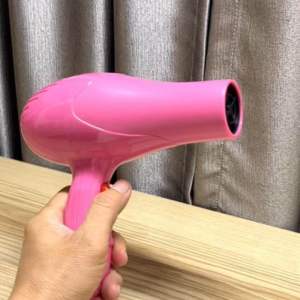 ไดร์เปาผมลมร้อน ปรับแรงลมได้ 2 ระดับ มีปุ่มปรับอุณหภูมิช่วยถนอมเส้นผม ตัวเล็ก น้ำหนักเบา พกพาสะดวก