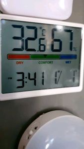Magnetic clock with thermometer (room temp)