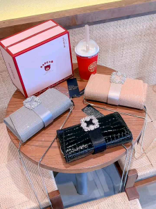 Clucth cầm tay