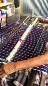 Lipa Saqbe Sarung Tenun Sutra Mandar merah Motif kotak/ garis putih perak Sulawesi Barat