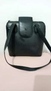 Tas shoulder kulas preloved branded kondisi badan tas kokoh furing aman dan berembos tp perlu dibersihkan zipper berembos sudut aman minusnya besi logo brand bagian depan copot ada bekas spt tindihqn dibagian belakang minusnya spt divideo