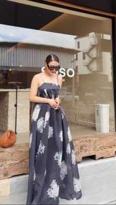 แม็กซี่เดรสสายเดี่ยวลายดอกใหญ่ ช่วงอกแต่งขอบเรียบ ด้านหลังมึซิปยืดสม็อค สายเดี่ยวปรับเลื่อนระดับได้ Tage::Mirror Sister