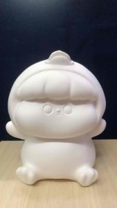 Tượng thạch cao tô màu ống heo hình Bé đội mũ vịt.