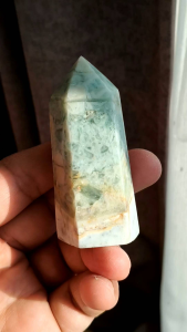 🍀 หินวาริสไซต์ ทาวเวอร์ แหล่ง บราซิล ( Variscite Tower ) 115 กรัม  สีเขียวน้ำทะเล ขนาดกำลังสวยและลวดลายที่น่าสนใจ   🌸  📽️ มี VDO ให้ชมครับ  📖 เป็นแร่ Hydrated Aluminum Phosphate ที่หายาก เพราะด้วยตัวหินบางชิ้นที่มีความอมฟ้า คนจะสับสนกับ turquoise