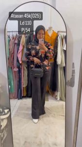 Atasan Bunga Oren Sabrina: Pilihan Modis untuk Wanita Modern