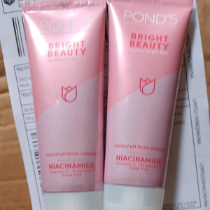 Sữa rửa mặt Ponds hồng sáng da 100g hai màu