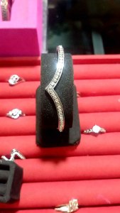 Gelang bangle fuji titanium premium high qualitybukaan samping.. Bhn titanium perhiasan yang memiliki kualitas yang cukup bagus tahan terhadap korosi panasanti karat dan memiliki daya tahan yang cukup tinggi & anti alergi. awet sesuai pemakaian..