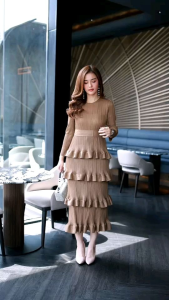 Maxi Pleated Fabric เดรสผ้าอัดพลีท Premium งานแต่งดีเทลเก๋ๆ แต่งระบายๆเป็นชั้นๆได้อย่างสวยงาม เพิ่มความหรูหราด้วยเข็มขัดผูกเอวที่จะใส่หรือไม่ใส่ก็สวยค่ะ ชุดฟรีไซส์ใส่ได้ทุกไซส์ค่ะ ทรงเก๋มากค่ะ ใส่แล้วดูสง่างามมากค่ะ