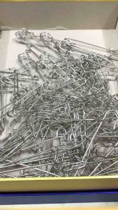 2 kim băng thép không gỉ cứng cáp chắc chắn.