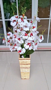 Rangkaian bunga anggrek latex premium 43 kuntum dengan pot rotan bambu T40