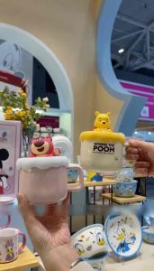 Ly sứ Hình Con Gấu Dâu Lotso nổi trên nắp silicone 3D  + muỗng kèm Hộp quà xịn sò  [chính hãng Disney]