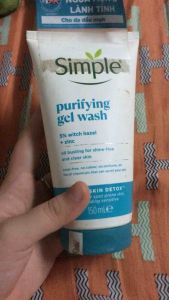 Pass sữa rửa mặt Simple dạng gel tẩy da chết chiết xuất từ rau má làm dịu da tình trạng New 100% chưa bóc seal