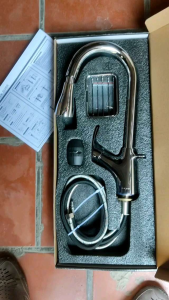 Vòi rửa chén bát nóng lạnh có dây rút dài Có khay để rẻ lau bát.