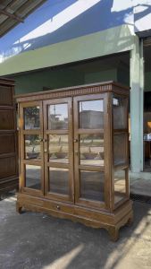 ตู้ไม้สัก ตู้โชว์กระจก 3 ชั้น สูง 130 x ลึก 40 x กว้าง 120 cm. (ประกอบแล้ว) ไม้สักแท้ทุกชิ้นส่วน ทำสีแล๊กเกอร์ ตู้หนังสือ มี 2 สี มีประกันการจัดส่ง