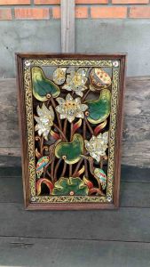 แผ่นไม้แกะสลัก ขนาด 34x53X2.5CM รูปดอกบัว แต่งกระจกสี สีน้ำเงิน ไม้จามจุรี ปิดทอง ไม้แกะสลักสวยๆ ไม้แกะสลักมงคล