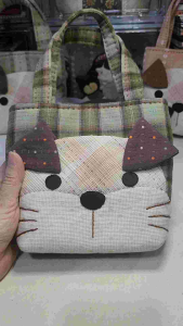 กระเป๋าผ้าทำมือ น้องหมา โทนสีเขียวขี้ม้า ขนาด 16×18×6 cm เป็นกระเป๋าถือใส่ของจุกจิก