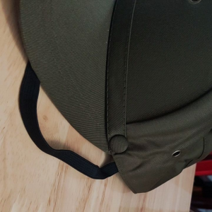 Mũ lưỡi trai màu xanh rêu với dây đeo cằm và lỗ thông gió.