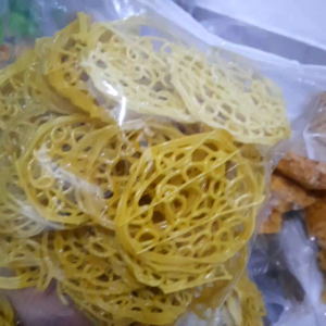 KERUPUK MIE KUNING ukuran kecil - KRUPUK ASINAN - KERUPUK MIE KUNING - MIE KERING ASINAN - KERIPIK MENTAH