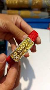 กำไล หนังท้าวเวสสุวรรณล้อมเพชร สายหนังแท้สวยจริงชุบงานชุบทองหุ้ม by นพคุณห้างทอง (สีแดง)