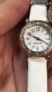 Đồng hồ nữ MICHEL KLEIN  size 26mm dây da trắng vỏ thép không gỉ niềng đính đásản phẩm có độ mới rất cao