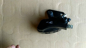 Củ dầu dưới phanh đĩa xe điện Xmen