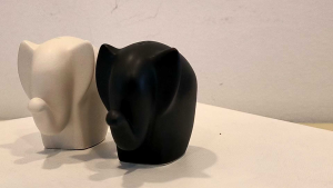 Exquisitely crafted ceramic elephant-shaped salt and pepper shakers - Spice Pepper Shaker Spice Jar Salt Sugar Bottle Seasoning Multi-purpose Kitchen Gadgets - Unique Table Decor - Hand-Painted Artisanal Kitchen Accessories - Elephant Lovers Must-Have